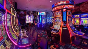 Tampilan layar Monopoly Live di slot45 menampilkan roda berputar dan panel taruhan
